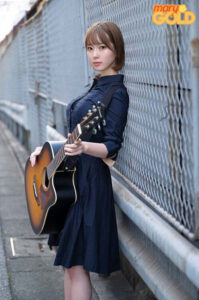 街頭音樂家女孩巨乳可愛，搭訕後跟回家直接AV出道！紺野るり