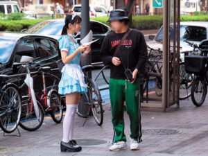 餵食心理不健全的客引女僕而獲得專屬口交家政婦的便利關係 希咲那奈