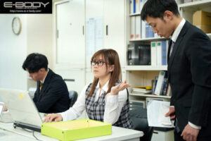 死板認真的會計部新田竟然在爆乳風俗店打工！新田雪