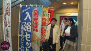 處女喪失溫泉肥皂 爸爸再婚後― K杯爆乳義母 菅日菜子