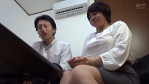 人妻上司淪為獵物！年輕部下對I罩杯巨乳無法自拔