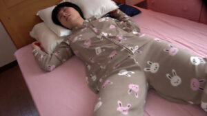 現在，隔壁女兒正在家裡獨自看家…