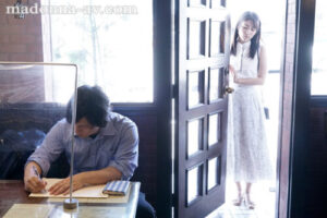 汗濕乳房、淫蕩眼神，咖啡廳女服務生人妻在閉店後被丈夫命令獻身給常客