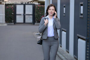 女上司沉溺於扭曲的刺激與調教，SM不倫性交。午休被無能部下調教…