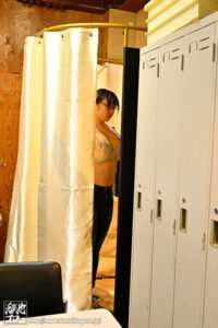 深夜班不倫 兼職太太的白皙巨乳誘惑 西村禮奈