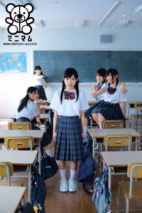 真實中出 孕育輪值。子宮注入15發 莉娜 無毛