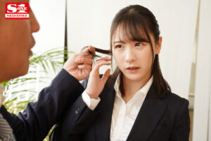 出差地點與輕蔑的中年性騷擾上司意外同房…直到天亮的絕倫交合 村上悠華